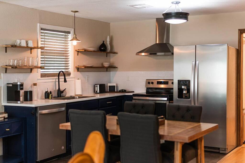 Escape To A Restored 1920S East Waco Bungalow Kültér fotó