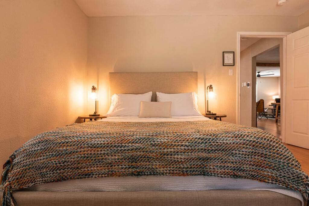 Escape To A Restored 1920S East Waco Bungalow Kültér fotó