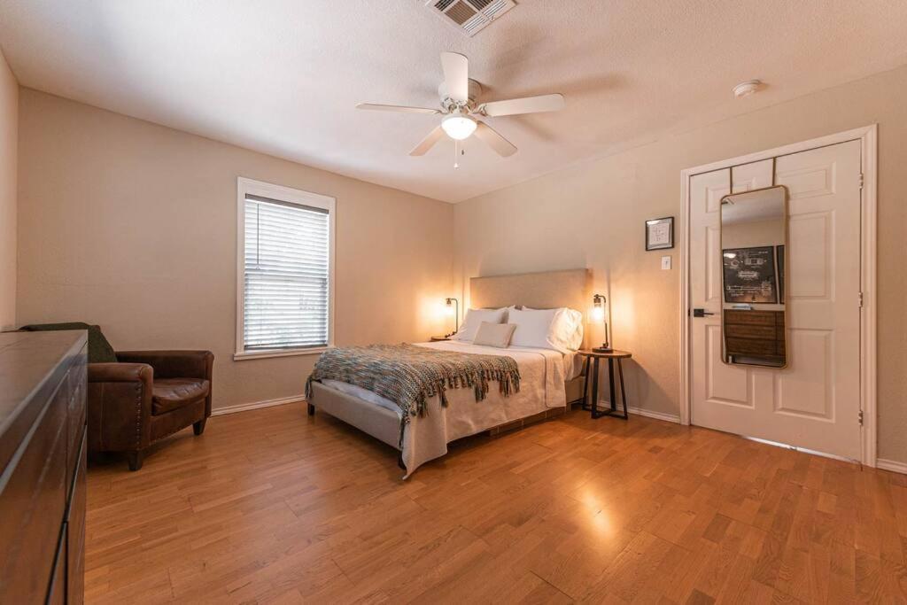 Escape To A Restored 1920S East Waco Bungalow Kültér fotó